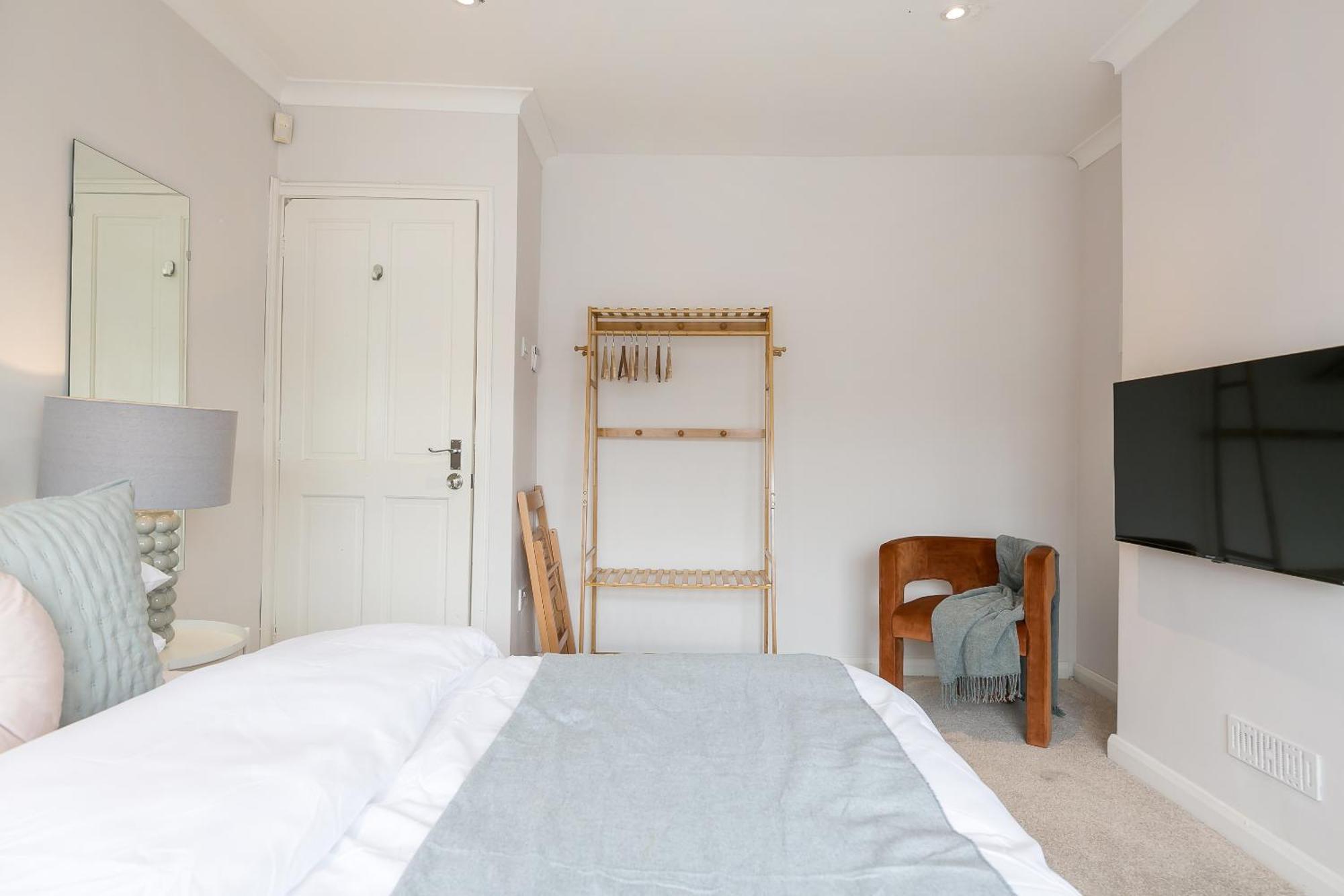 Spacious 4 Bedroom - Sleeps 8 Holiday home