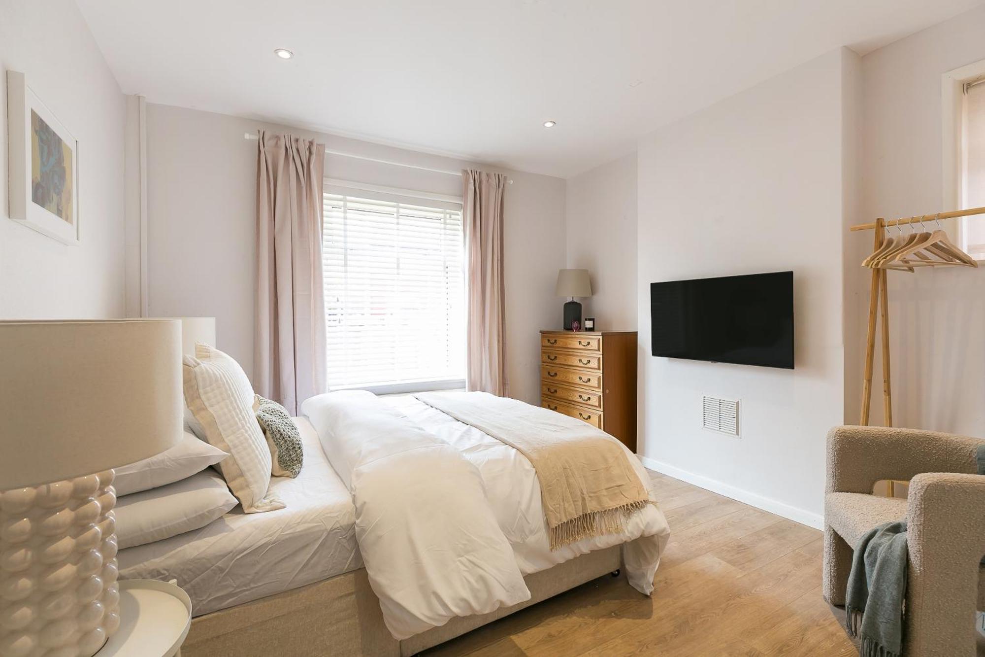 Spacious 4 Bedroom - Sleeps 8 Holiday home *