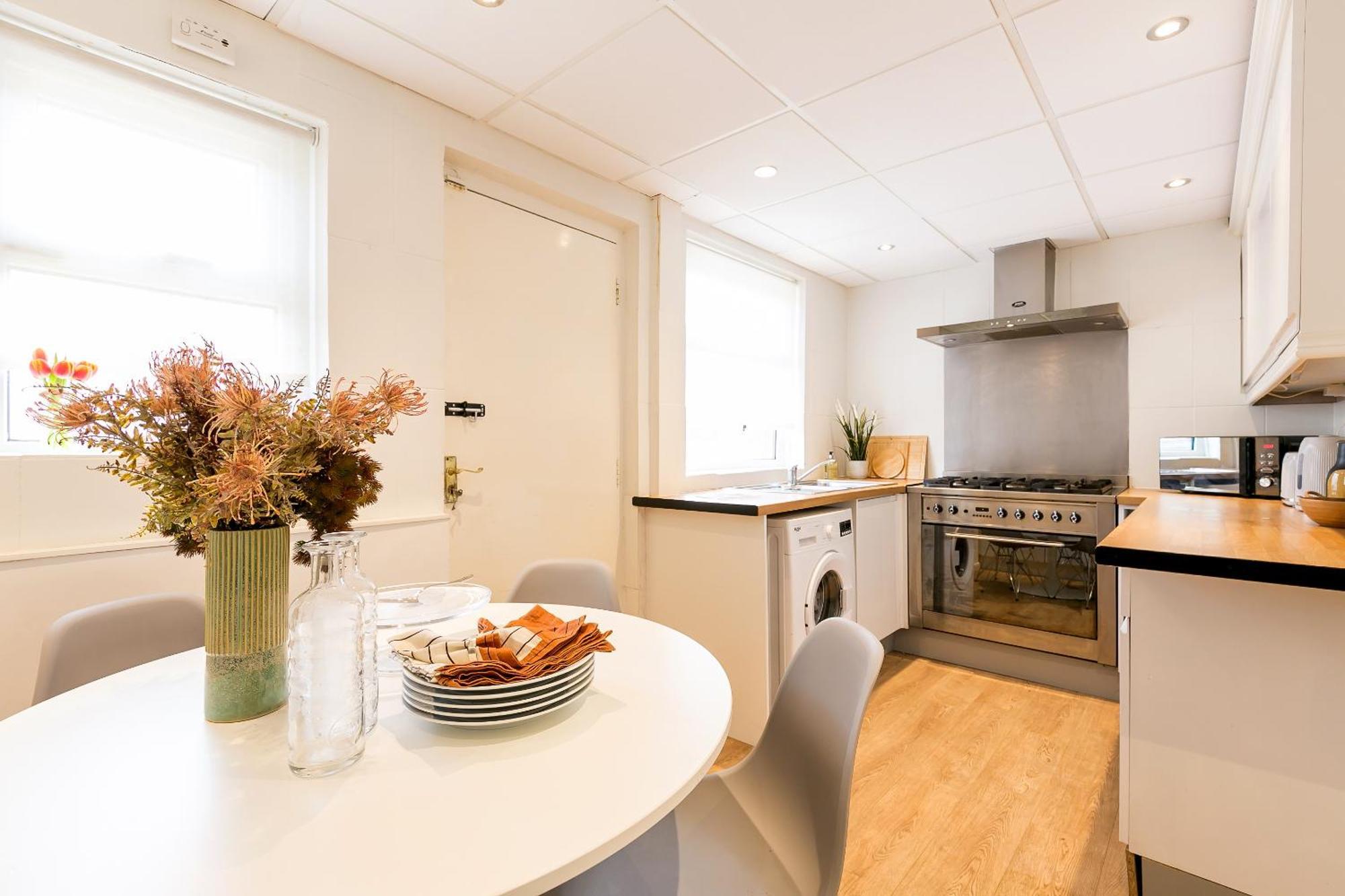 Holiday home Spacious 4 Bedroom - Sleeps 8