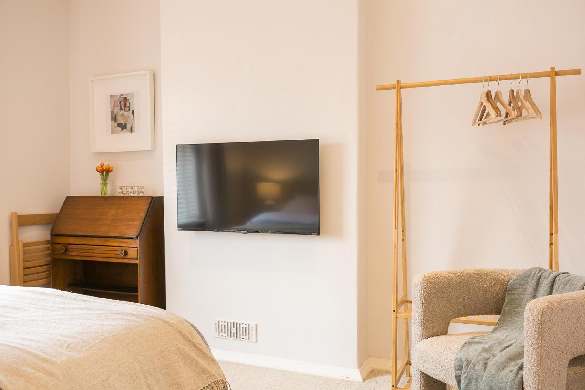 Holiday home Spacious 4 Bedroom - Sleeps 8 Manchester