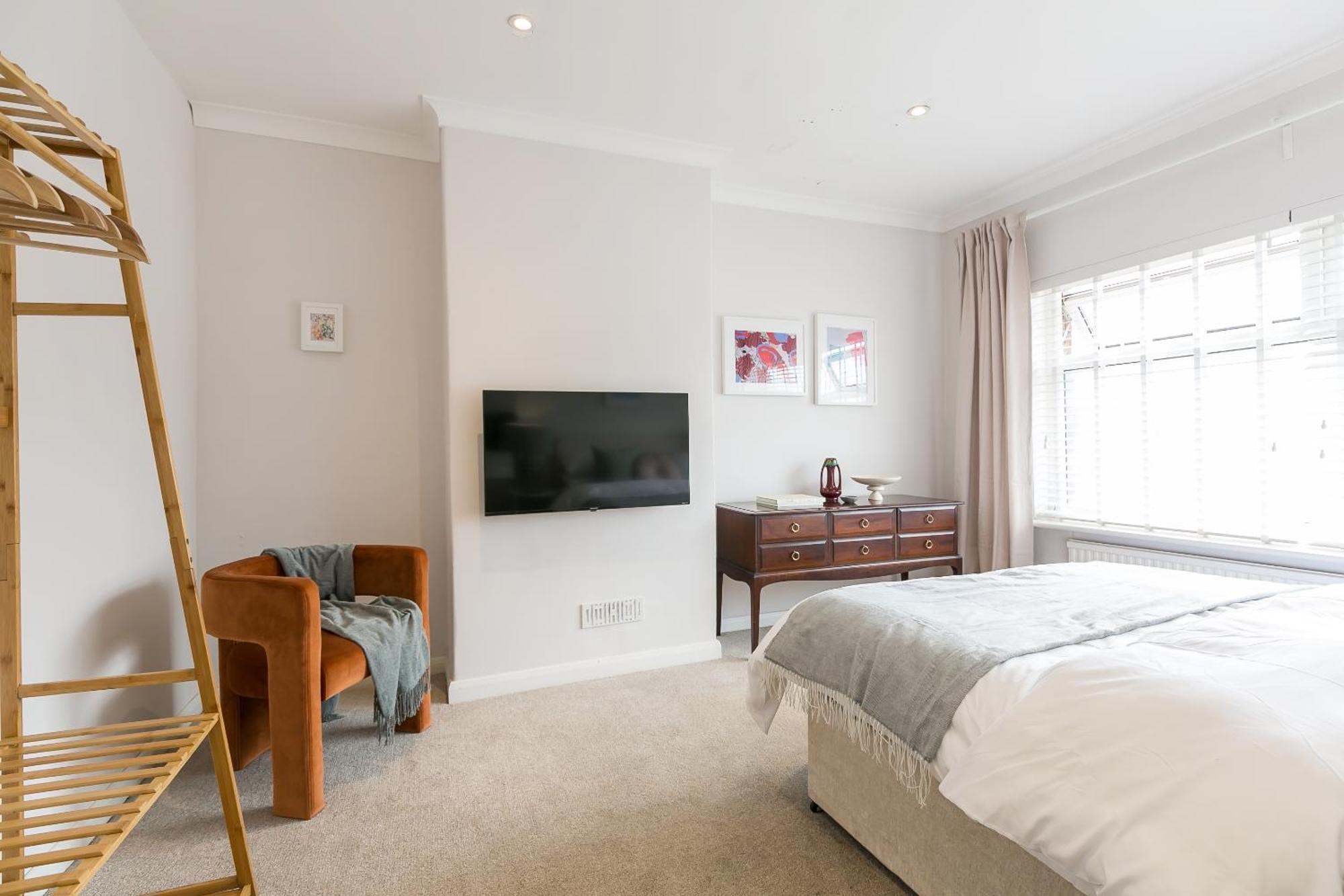 Spacious 4 Bedroom - Sleeps 8 Holiday home *