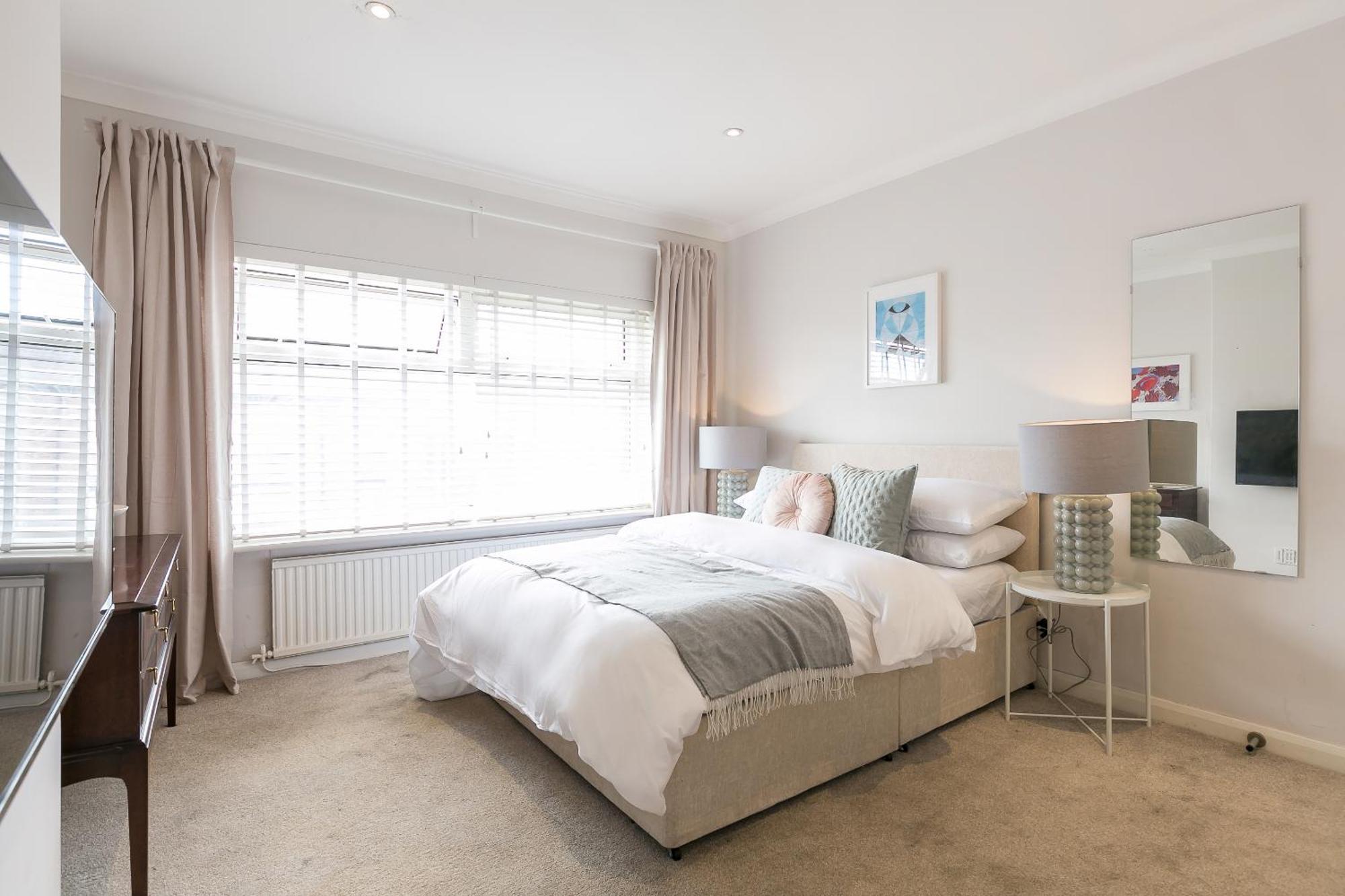 Holiday home Spacious 4 Bedroom - Sleeps 8 Manchester