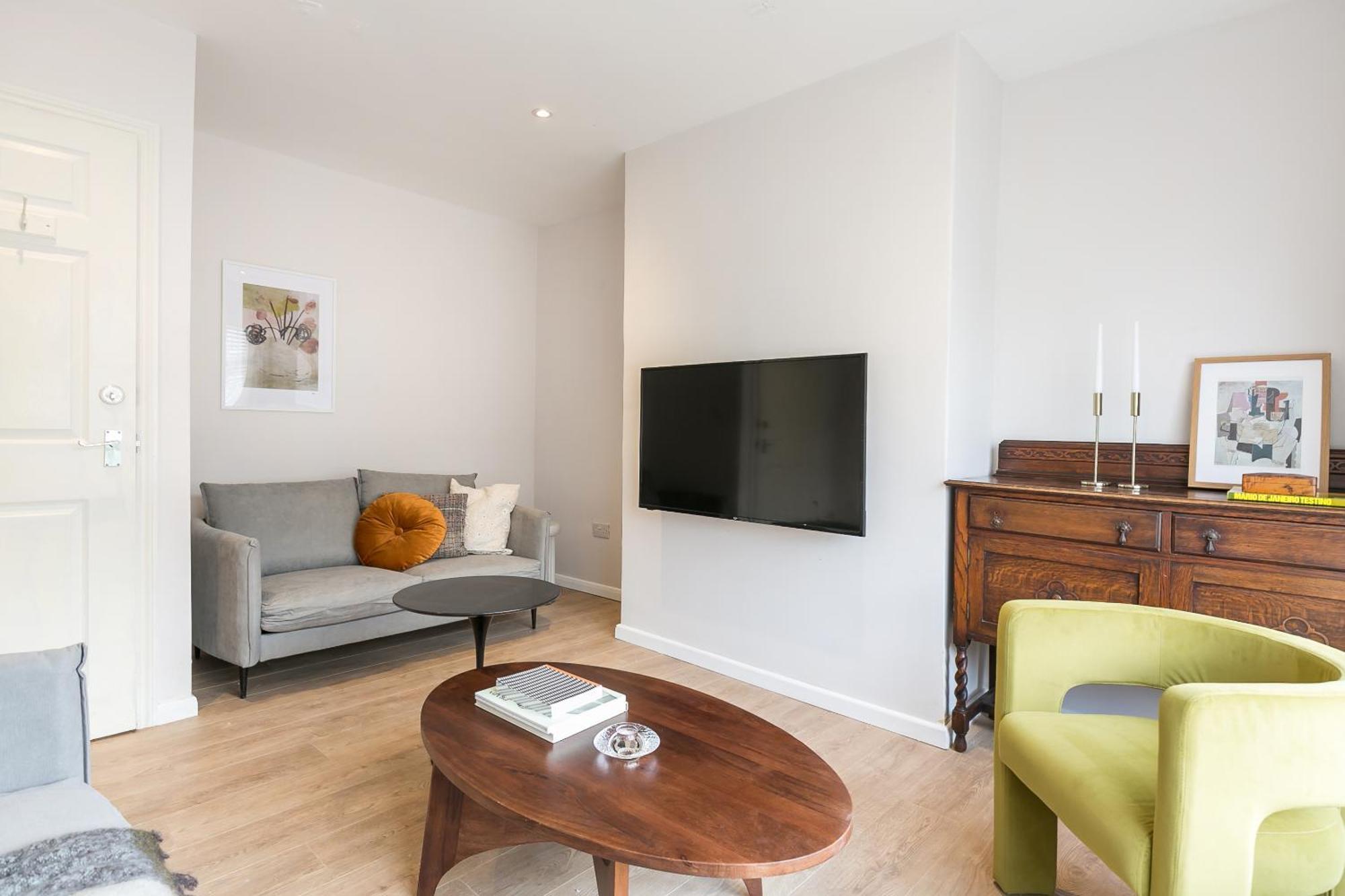 Spacious 4 Bedroom - Sleeps 8 * Manchester